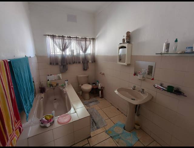 4 BEDROOM HOUSE FOR SALE IN OOS EINDE